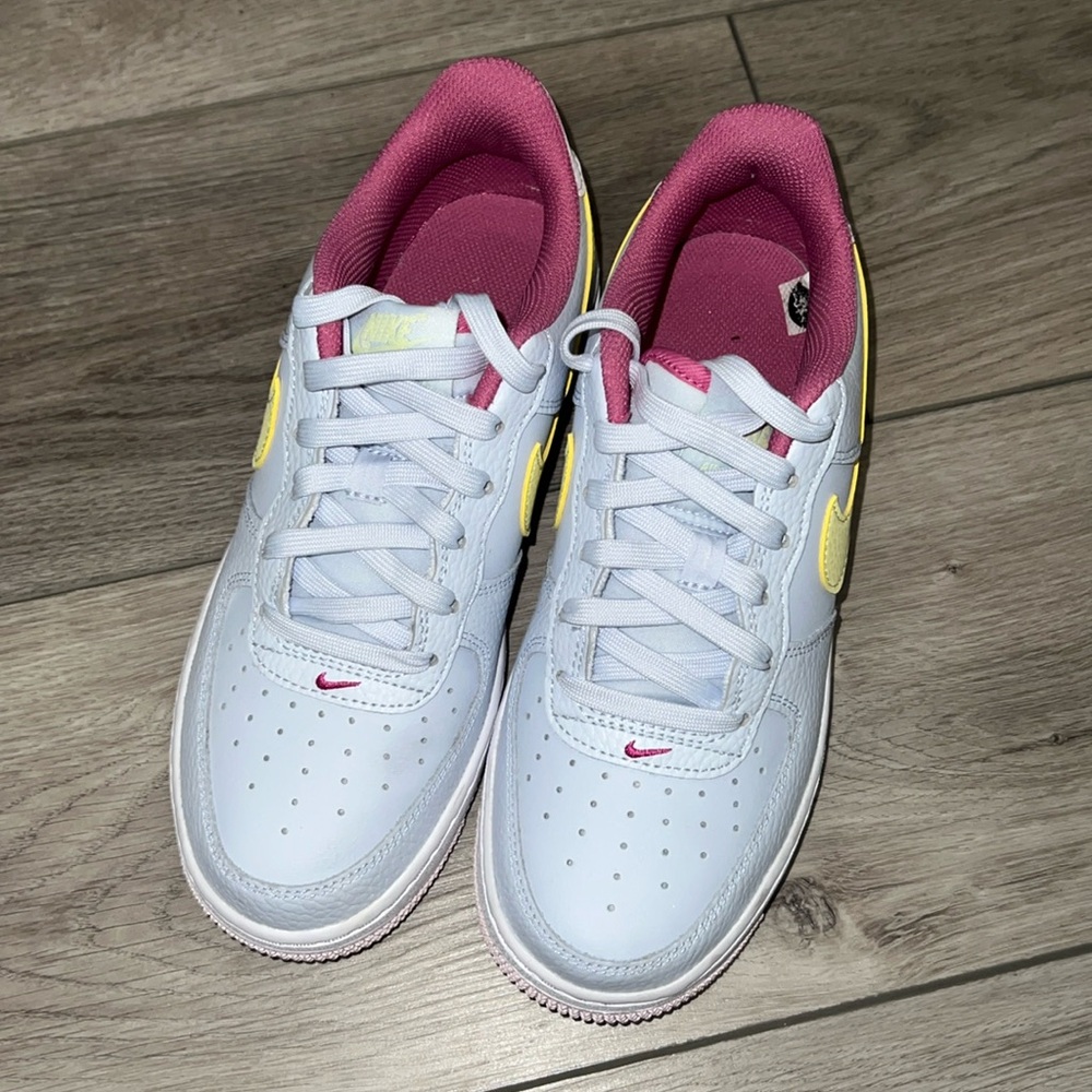 Nike Air Force 1 shoes in Gray/Fuchsia/Pear pink/Citron tint, Size 5Y (Size 6.5)